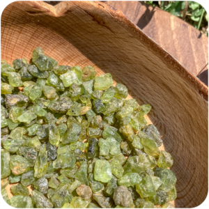 Peridot (OlivinăCristolit) brut