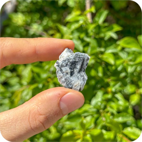 Cuarț cu Turmalină Neagră Brut pentru Protecție, Echilibru și Evoluție Spirituală - imagine 2