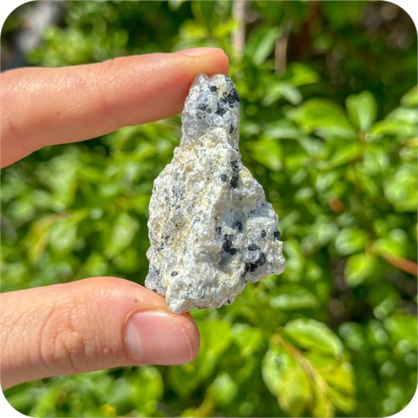 Cuarț cu Turmalină Neagră Brut pentru Protecție, Echilibru și Evoluție Spirituală - imagine 4