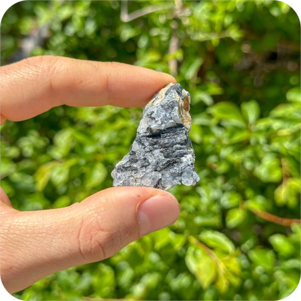 Cuarț cu Turmalină Neagră Brut pentru Protecție, Echilibru și Evoluție Spirituală - imagine 8